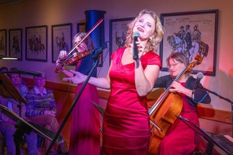 Seelitzer Herbstsalon begeistert mit Kunsthandwerk und Musik - „Wunder braucht es immer wieder“ – Kathy Leen & die Glücksbringer beim Seelitzer Herbstsalon.