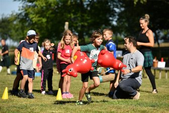 Seelitzer Highland Games erleben ihre zweite Auflage mit Fassrollen und Cliffhanger - In der Evangelischen Grundschule im Rochlitzer Land fanden am Dienstag die 2. Seelitzer Highland Games statt.