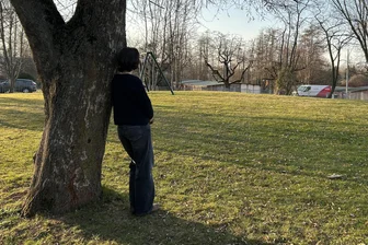 Seelsorge am Telefon: Warum hören Sie sich freiwillig die Probleme anderer an, Frau Voß? - Sandy Voß ist ehrenamtliche Telefonseelsorgerin in Chemnitz. Ein Blick ins Grüne entspannt sie nach anstrengenden Gesprächen.