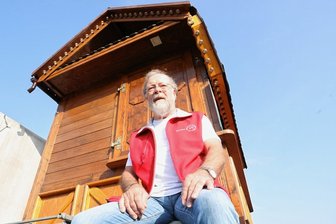 Seelsorge zwischen Zuckerwatte und Zirkuszelt: Was ein Schaustellerpfarrer alles erlebt - Ob Rosterbude, Riesenrad, Puppentheater oder Zirkuszelt: Schaustellerpfarrer Wolfgang Eichhorn ist für die reisende Gemeinde in Zwickau und Westsachsen im Einsatz. Er selbst stand auch schon in der Manege. 