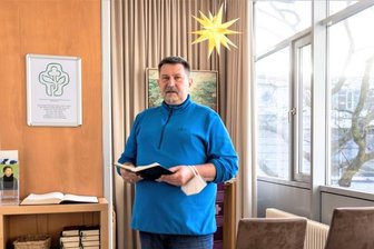 Seelsorger am Erzgebirgsklinikum ruft zur Impfung auf: "Man kennt den Menschen, der stirbt" - Seit 2020 ist Pfarrer Wilfried Warnat einer von zwei Krankenhausseelsorgern am Erzgebirgsklinikum Annaberg - anfangs ehrenamtlich. Den Hilferuf, den er verfasste, würde er wieder so schreiben, sagt er.