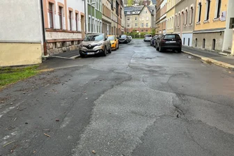 Seenplatte adé: Adorf baut kaputte Straße für 308.800 Euro - Die Talstraße in Adorf soll gebaut werden. Der Stadtrat vergab den Auftrag für 308.800 Euro an VSTR Rodewisch.