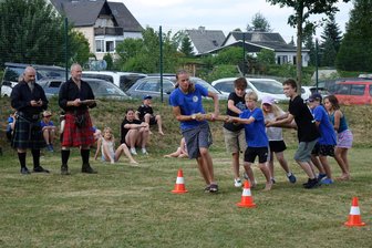 Seepferdchen, Schnellballschlacht, Schmugglerspiel: Judoka aus dem Erzgebirge erleben Abenteuer - Bei den „Highland Games“ im Zeltlager des JC Gornau mussten die Teams unter anderem Baumstämme durch die Gegend schleppen.