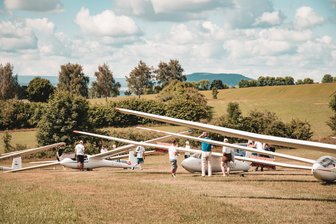 Segelfliegen im Erzgebirge: Beim Fliegerclub Großrückerswalde gibt‘s zum Saisonstart eine Überraschung - Auf dem Flugplatz in Großrückerswalde wird am Wochenende in die neue Saison gestartet. Dann bereiten sich auch sieben junge Flugschüler auf ihre Ausbildung vor.