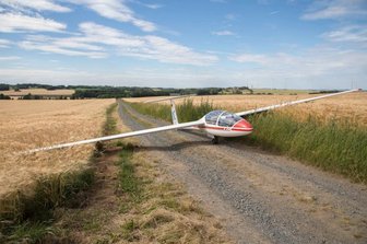 Segelflieger landet im Getreidefeld bei Berthelsdorf - Gegen 15 Uhr ist dieses Segelflugzeug am Sonnabend in einem Getreidefeld bei Berthelsdorf in der Gemeinde Weißenborn gelandet. Der 19-jährige Pilot war am Mittag in Riesa-Canitz zu einem Rundflug gestartet. Aufgrund ungünstiger Thermik konnte er jedoch nicht zu dem Flughafen zurückkehren und musste sich für eine sogenannte Außenlandung entscheiden. 