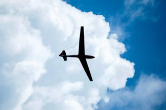 Segelflieger stürzt bei Ellefeld in Kleingarten -