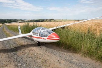 Eine sogenannte Außenlandung ist bei Flügen mit Segelfugzeugen nicht ungewöhnlich. So war im Juli vorigen Jahres dieses Segelflug in einem Getreidefeld in der Gemeinde Weißenborn gelandet. Der 19-jährige Pilot war zuvor  in Riesa-Canitz zu einem Rundflug gestartet. Aufgrund ungünstiger Thermik konnte er jedoch nicht zu dem Flughafen zurückkehren und musste sich für eine sogenannte Außenlandung entscheiden. 