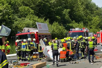 Segelflugzeug stürzt auf A45 – ein Toter bei Olpe - Rettungsdienste und Polizei arbeiten an der Unfallstelle, nachdem ein Segelflugzeug auf die A45 gestürzt ist.