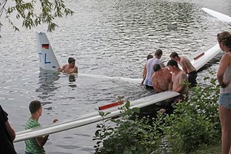 Segelflugzeuge landen auf dem Schwanenteich -