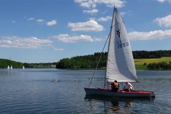 Segeln auf der Pöhl: Zum Saisonauftakt fehlt meist der Wind - Bei strahlendem Sonnenschein eröffneten die Segler des SC Handwerk Plauen die Segelsaison auf der Talsperre Pöhl. Allerdings hätten sich die Starter des Handwerker & Foadiepokals etwas mehr Wind gewünscht.