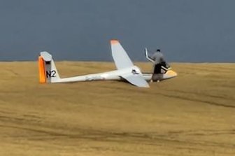 Segler strandet auf einem Vogtland-Feld - Ein Segelflieger landete Mittwochnachmittag unplanmäßig auf einem Feld in Thoßfell.