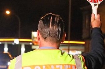 Sehen und gesehen werden: Polizei verstärkt Kontrollen - Ein Ordnungshüter winkt die Autos zur Kontrolle heraus.