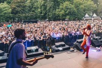 Sehen wir mal: Wie massenwirksam wird die Kulturhauptstadt 2025? - Volle Hütte: Alli Neumann 2022 beim zweiten „Kosmos“ in Chemnitz. Foto: Ernesto Uhlmann
