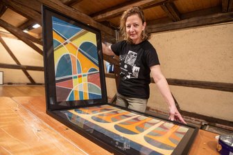 Sehenswertes im Plauener Malzhaus: Hier sind vogtländische Talsperren die Stars - Galeristin Steffi Müller-Klug beim Ausstellungsaufbau. Die Arbeit vor ihr stammt aus der Feder von Martin Schmitt und ist eine Leihgabe des Vogtlandmuseums.