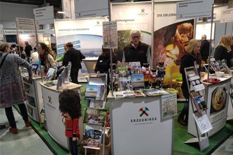 Sehenswürdigkeiten aus Mittelsachsen auf Reisemesse Dresden: Interesse größer geworden - Am Erzgebirge-Messestand auf der Reisemesse in Dresden präsentierte sich auch Neuhausen.