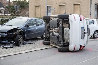 Sehma: Skoda-Fahrerin kracht in parkende Autos -