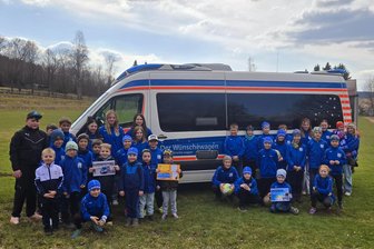 Sehmaer Nachwuchskicker überreichen Spenden an ASB - 660 Euro an Spenden konnten die Nachwuchskicker des FC Sehmatal dem Wünschewagen des ASB überreichen.