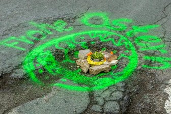 Sehmatal: Unbekannte verwandeln Schlaglöcher in Ostereier - 