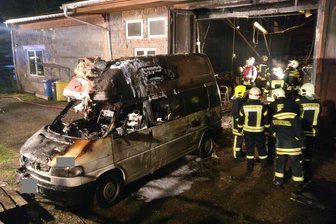 Sehmatal: Wohnmobil geht in Flammen auf - Ein 55-jähriger Besitzer eines Wohnmobils, das auf einem Gelände einer Firma in Sehmatal stand, erlitt bei Löschversuchen eine Rauchgasintoxikation.