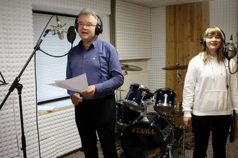 "Sehnsucht der Leute nach Kultur ist groß" - Steffen Kindt und Sängerin Elina Lang diese Woche im Studio von Mirko Süß in Crottendorf. Die Aufnahmen, die hier entstanden sind, werden zusammen mit anderen zu einem Fernsehbeitrag komplettiert. 