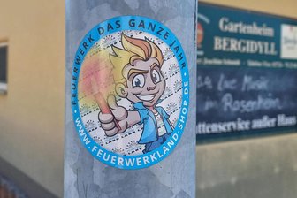 Sehnsucht nach Sauberkeit: Frühjahrsputz in Flöha mit Rekordbeteiligung - Harmlose Botschaft, lustiges Bild: Trotzdem ist so ein Aufkleber an städtischen Laternenmasten wie hier in Flöha-Plaue eine Sachbeschädigung. Vor allem die zunehmenden politisch-extremistischen Botschaften sind ein hässliches Ärgernis.