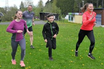 Sehnsucht nach Wettkämpfen wächst - Michelle Steinert, Christian Saunus, Ervin Steinert und Annika Saunus (von links) haben am Samstag die Grünbacher Moosmann-Challenge in Angriff genommen.