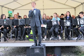 Sehr alt, aber mit jugendlicher Frische: Oederaner Blasorchester feiert 120. Geburtstag - Jonas Ernecke (vorn mit Mikrofon) ist seit 2014 der musikalische Leiter des Klangkörpers. 