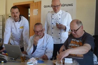 "Sehr gut" für veganen Weihnachtsstollen - Zur Stollenprüfung hat Michael Isensee vom Deutschen Brotinstitut (Zweiter von link) das letzte Wort. Aber auch die Meister der Bäckerinnung Vogtland interessiert, was ihre Kollegen backen. Mit im Bild: Bäckermeister Torsten Aust aus Plauen, Innungsobermeister Jörg Schürer und der Rodewischer Bäckermeister Michael Seidel (von links).