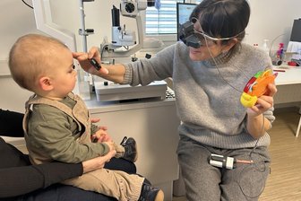 Sehschwächen werden bei Kindern in Sachsen viel zu spät erkannt - Der kleine Leo aus Ottendorf-Okrilla ist zum ersten Mal beim Augenarzt, weil er möglicherweise schielt. Dr. Viktoria Bau klärt den Verdacht in ihrer Praxis in Dresden ab. Der Weg zu ihr war lang: Leos Mutter hat etwa 20 Augenärzte abtelefoniert, bis sie endlich einen Termin bekam.
