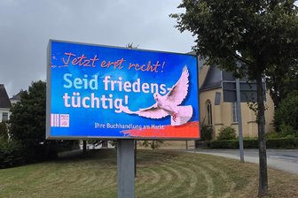 „Seid friedenstüchtig“: Wer hinter der XXL-Friedenswerbung an der B 92 im Vogtland steckt - An den LED-Leinwänden an der B 92 wird auf den Weltfriedenstag aufmerksam gemacht.