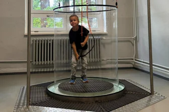 Seifenhautmaschine als Neuheit im Reinsdorfer „Haus der Entdecker“ - Leon testet die neue Seifenhautmaschine im Reinsdorfer "Haus der Entdecker".