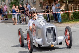 Seifenkisten machen Auerbacher Straße in Reumtengrün zur Rennstrecke - Hendrik Hentschel aus Reumtengrün war beim Seifenkistenrennen mit einem mit Silberpfeil unterwegs. Gebaut hat das Fahrzeug Andreas Kupfer. 