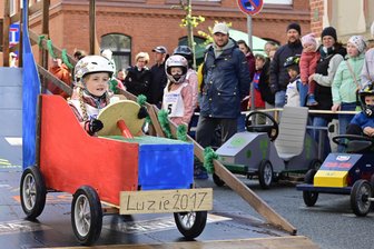 Seifenkisten-Rennen, Tuning-Nacht, Frühlingsklänge: Das ist los im Oberen Vogtland - Das Seifenkistenrennen in Schöneck feiert am Sonntag Jubiläum: Ab 15 Uhr findet es zum 20. Mal statt - im Programm des Frühlingsmarktes.