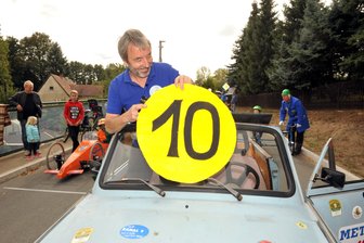 Seifenkisten sausen über Asphaltpiste -