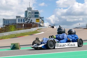 Seifenkisten statt Motorräder: Mehr Abwechslung auf dem Sachsenring bei Hohenstein-Ernstthal? - Ob Einzelfahrer oder Doppelsitzer: Die Seifenkisten auf dem Sachsenring kamen auch ohne Motor ordentlich in Fahrt.
