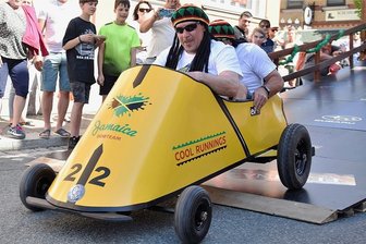 Seifenkistenrennen: Die Formel 1 von Schöneck - Auf diesem Bild sind Steffen Wittwer (vorn) und Andreas Roth zu sehen, auf den folgenden Bildern: Links Carl Bauer, Lena Sammler aus Theuma und Ethan Seidel. 