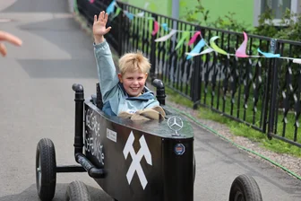 Seifenkistenrennen in Halsbach: Nur ein leicht verletzter tollkühner Pilot - Ein glücklicher Pilot in seiner Kiste, die ein Mercedes-Benz zu sein vorgibt.