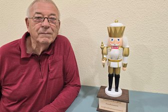 Seifenkistenrennen zum Nussknackerfest in Neuhausen: Für die Sieger gibt’s Nussknacker-Pokale - Werner Fröse mit dem neuen Pokal zum Seifenkistenrennen beim Nussknackerfest in Neuhausen. Die 13 Nussknacker-Pokale sind überwiegend gesponsert.