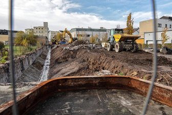 Seiferitzbach in Meerane: Millionenprojekt dauert noch bis Ende Juni 2024 - Der Seiferitzbach zwischen Leipziger Straße und Merzenberg bleibt bis Juni 2024 eine Baustelle.