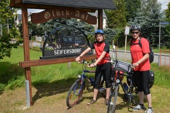 Seifersdorf ist ab sofort ein "Museum" - Willkommen in Seifersdorf: Eine der ersten Gäste im "Museum" waren Ingo und Jonathan (l.) Flämig aus Wilkau-Haßlau. Die neuen Ortshinweisschilder wurden extra aufgestellt, um Gäste in den Ort zu locken.