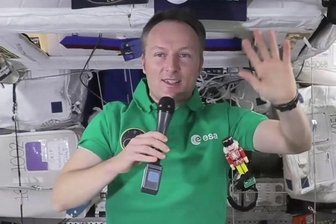 Seiffen darf auf kosmischen Gast hoffen - Astronaut Matthias Maurer lässt in der Internationalen Raumstation Mini-Nussknacker Wilhelm schweben.