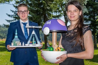 Seiffen: Der Spielzeugmacher vom Dach - Gesellenstücke der Spielzeugmacher: Marie Luise Weißpflog (r.) stellte eine Pokémon-Spieldose her und Robbie Schalling fertigte eine Teelichtpyramide.
