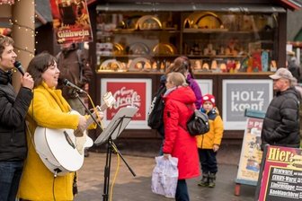 Seiffen erlebt Ansturm - in Annaberg wird abgebaut - Maggy und Marius Lux aus Kleinolbersdorf unterhalten die Touristen mit erzgebirgischen Weihnachtsliedern. 
