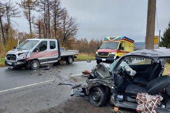Seiffen: Feuerwehr muss Schwerverletzte nach Unfall aus Pkw befreien - Ein Suzuki und ein Kleintransporter kollidierten auf der Deutschneudorfer Straße nahe Seiffen.