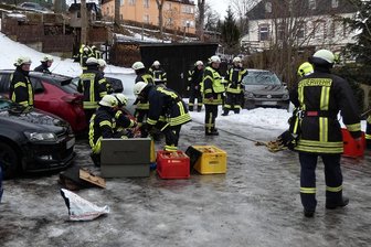 Seiffen: Freiwillige Feuerwehr befreit eingeklemmte Frau - In Seiffen konnte eine eingeklemmte Frau von Kameraden der Feuerwehr befreit werden.