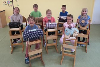Seiffen: Klöppeltreffen zeigt, wie ein Traditionshandwerk bewahrt wird - Von klein bis groß wird am Wochenende in Seiffen geklöppelt.
