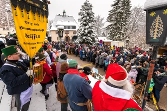 Seiffen ohne Weihnachtsmarkt? Im Spielzeugdorf wird das Undenkbare diskutiert - Traditionelles Bild: In Sichtweite von Rathaus und Kirche wird die Seiffener Weihnacht eröffnet.