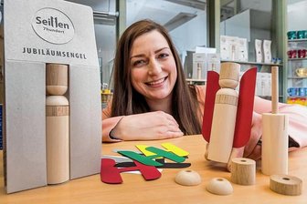 Seiffen stimmt mit Engel auf 700-Jahr-Feier ein - Tourismusmitarbeiterin Nadine Brückner hat bereits einige der Seiffener Jubiläumsengel verkauft.