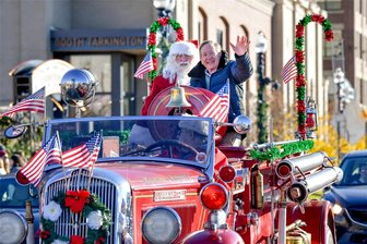 Seiffen verbandelt sich mit amerikanischer Stadt: Das soll die neue Partnerschaft mit Carmel bringen - Bürgermeister James Brainard eröffnet den Weihnachtsmarkt in Carmel. Inzwischen hat er eine Nachfolgerin gefunden.