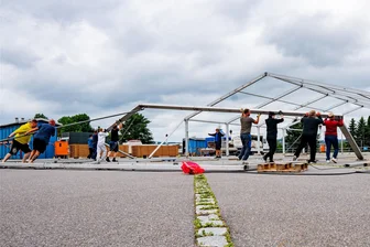 Seiffen vor dem großen Spektakel: Ein ganzes Dorf wird zum Festplatz - Richtmeister Falk Dostmann (5. v. r.) hat beim Aufbau des großen Festzelts auf dem Parkplatz an der Seiffener Jahnstraße viele Helfer zur Hand. Am Donnerstagabend startet der Festbetrieb, am Freitagabend wird auch das EM-Fußballspiel Deutschland gegen Spanien ins Zelt übertragen.